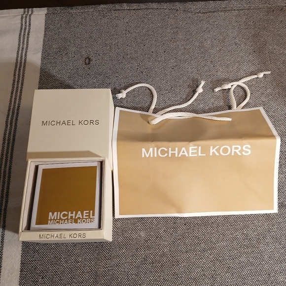 Micheal Kors Layton Blue Pave Crystal Dial MK 6243 Womens Watch - Picture 16 of 16